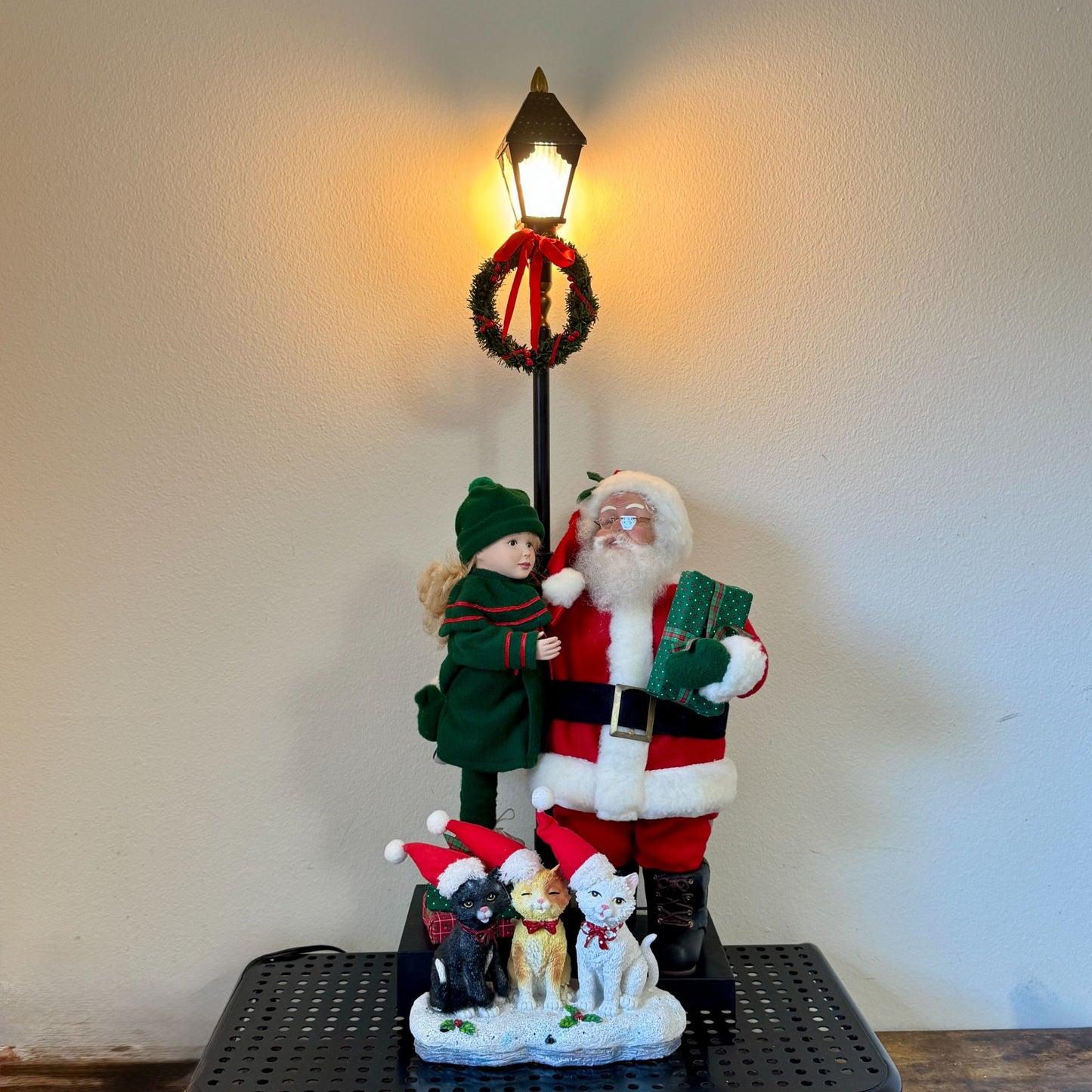 1993 Vintage Santa Lighted Lamp Post Christmas 36" Tall With Cats Music Box