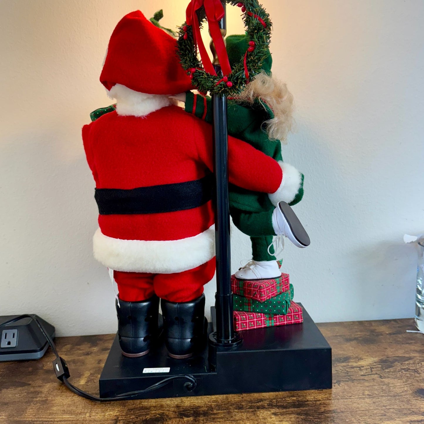 1993 Vintage Santa Lighted Lamp Post Christmas 36" Tall With Cats Music Box