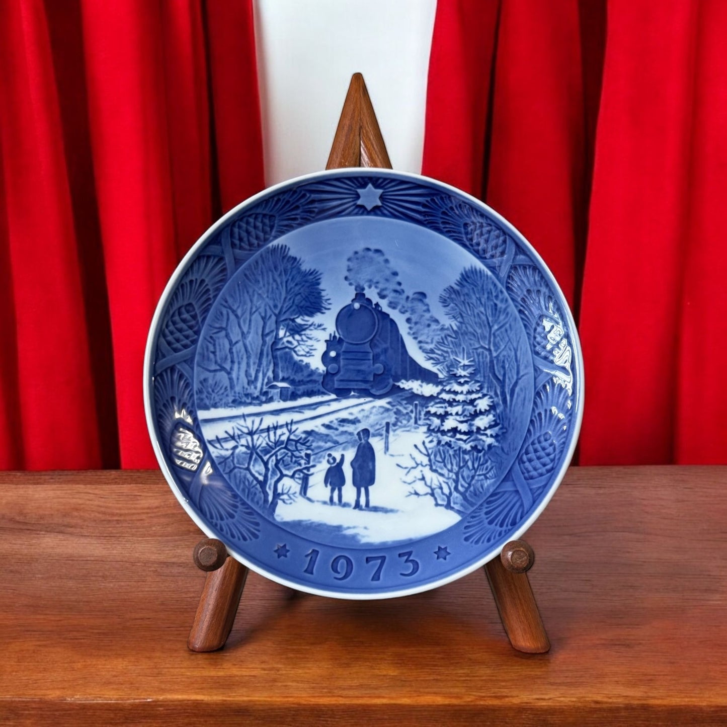 1973 Royal Copenhagen Blue Christmas Plate "Going Home For Christmas" Denmark Excellent Condition Bing & Grondahl